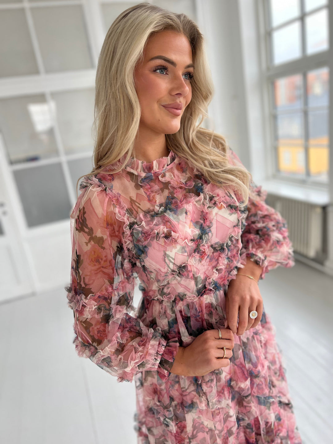 Flam-Rosenblumen-Klänning